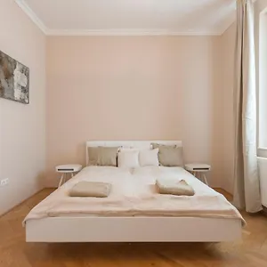 Opera & Basilica 2 Bedrooms With Balcony Budapeszt